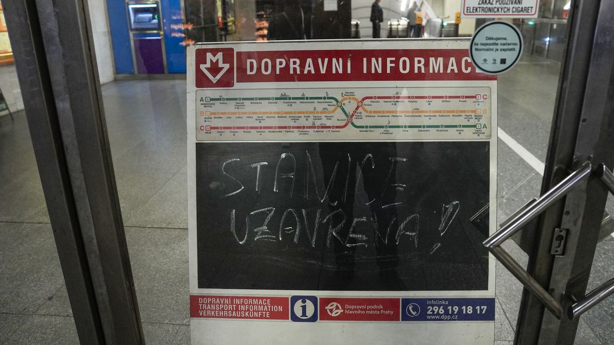 Fenka Metrouš zastavila dopravu, my jí zatleskali. Co se to děje?